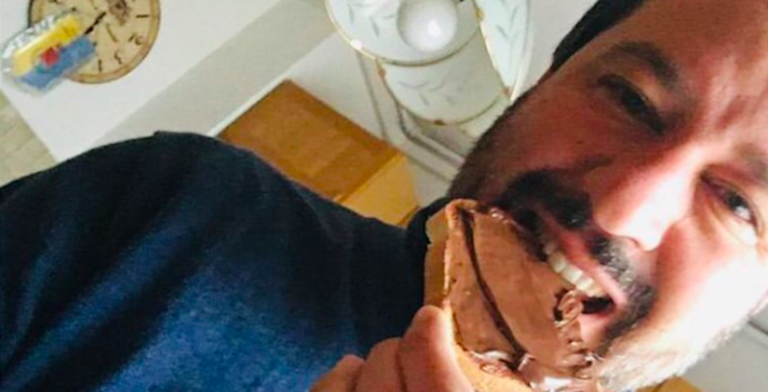 Matteo Salvini in evidente ‘confusione’: fa dietrofront e posta una foto che mangia Nutella