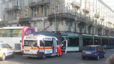 Milano, scontro tra un pulmino e un tram: tre persone ferite