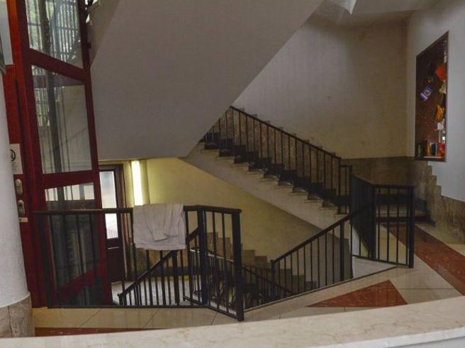 Milano, tre indagati per il bambino caduto dalla scale di una scuola lo scorso 18 ottobre