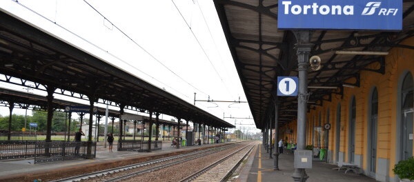 Tortona (Alessandria), trovato morto un homeless davanti la stazione ferroviaria