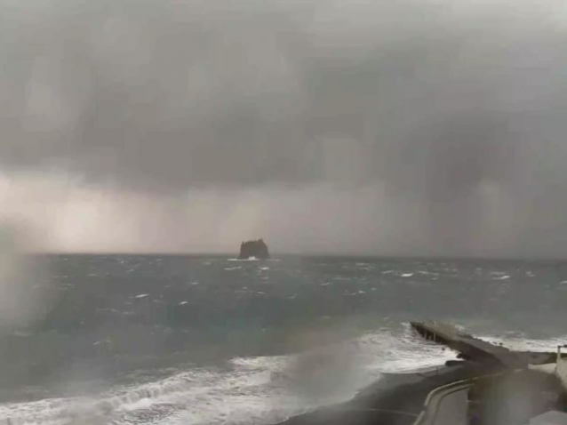 Maltempo, restano isolate le Eolie per il mare in tempesta