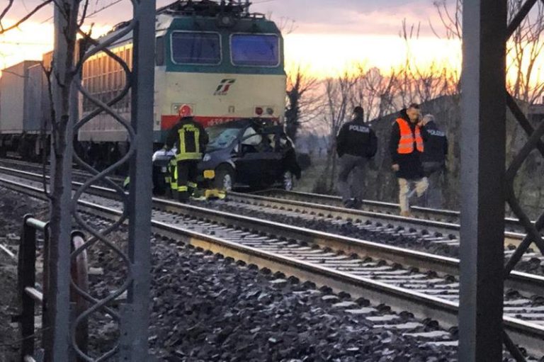Rezzato (Brescia), treno travolge un’auto al passaggio a livello: illeso un giovane moldavo