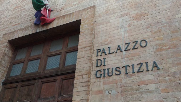 Urbino, omicidio di un 17enne: la Procura chiede il proscioglimento della fidanzata