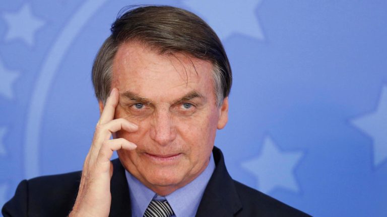 Brasile, cade in bagno: ricoverato ospedale il presidente Jair Bolsonaro