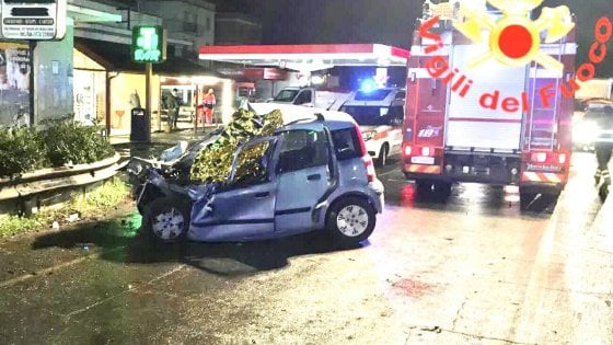 Roma, incidente stradale sulla vita Tiburtina: auto si schianta contro un bus: morti due giovani