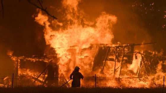 Australia, arrestate 183 persone: avrebbero appiccato deliberatamente incendi boschivi negli ultimi mesi
