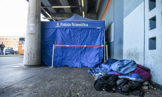 Milano, trovato morto un homeless su una panchina