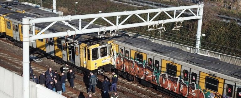 Napoli, scontra fra tre treni della metropolitana alla stazione di Piscinola: quattro feriti di cui uno grave