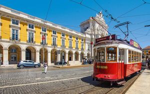 Portogallo, sembra finire “la pacchia” per i pensionati europei: il governo vuole aumentare la tassazione