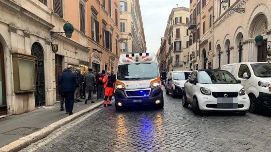 Roma, auto travolge un pedone in via Sistina: il 52enne è in gravi condizioni all’Umberto I