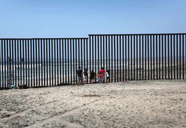 Usa, il presidente Trump toglie 7,2 miliardi dal bilancio della difesa per la costruzione del muro con il Messico