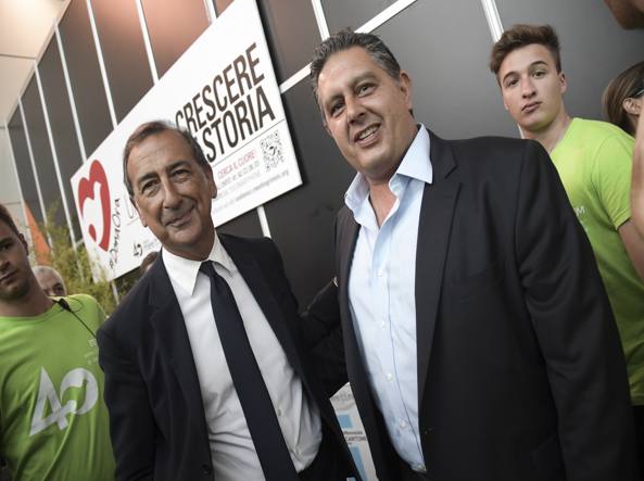 Giovanni Toti sfotte il sindaco Sala sul divieto di fumare allo stadio: “Ora tassa sull’ombra dei balconi…”