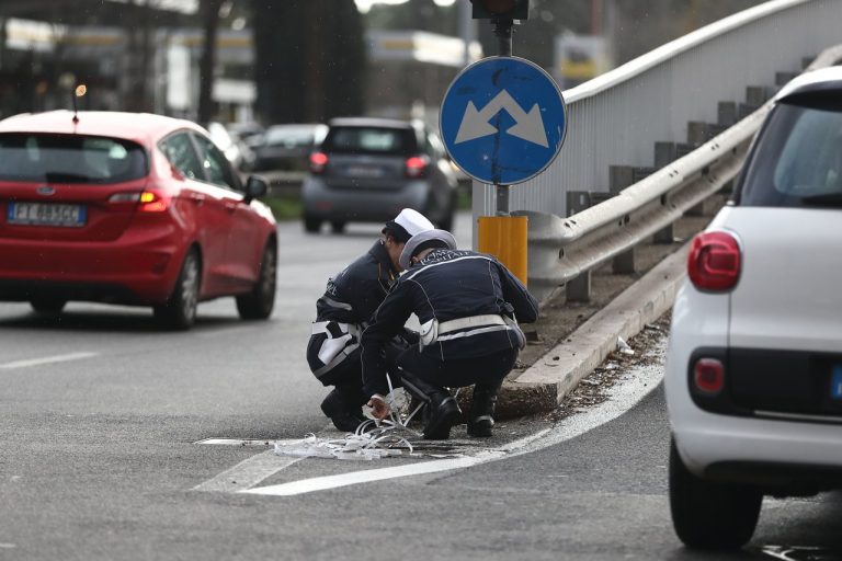 Roma, inchiesta sulle due ragazze investite a Corso Francia: è iniziata la consulenza tecnica per accertare la dinamica dell’incidente