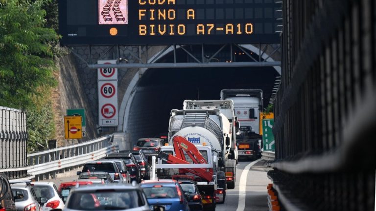 Galleria A10 Genova-Ventimiglia: auto in fiamme, nessun ferito