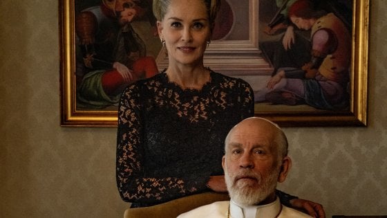 Fiction, nei nuovi episodi di “The New Pope” di Paolo Sorrentino con John Malkovich, c’è anche la super star Sharon Stone