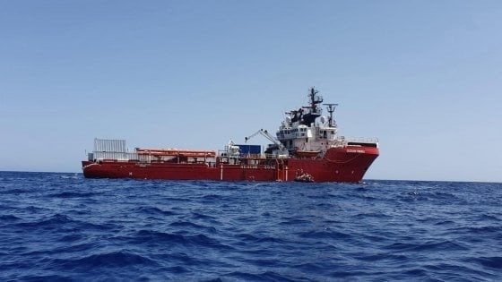 Migranti, la Ocean Viking soccorre 92 persone in mare a largo della costa della Libia