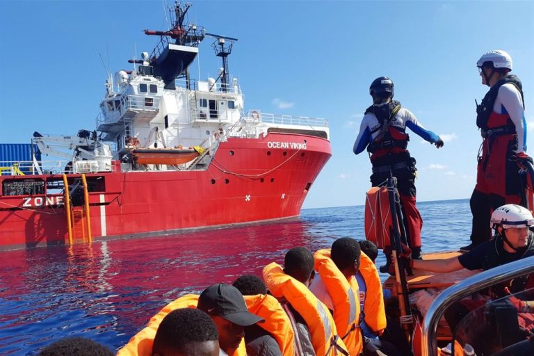 Migranti la nave Ocean Viking soccorre in mare 59 persone a 26 miglia dalla cosa libica