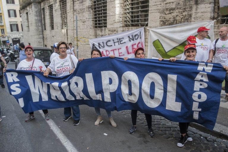 Napoli, le lettere di licenziamento per i 340 lavoratori della Whirlpool rimarrano bloccate sino al 22 ottobre