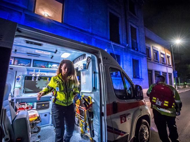 Milano, bimbo marocchino di tre anni cade dal ballatoio al primo piano: non è in pericolo di vita