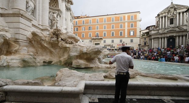 Roma, mozione dei Cinquestelle per allestire una barriera protettiva per la Fontana di Trevi