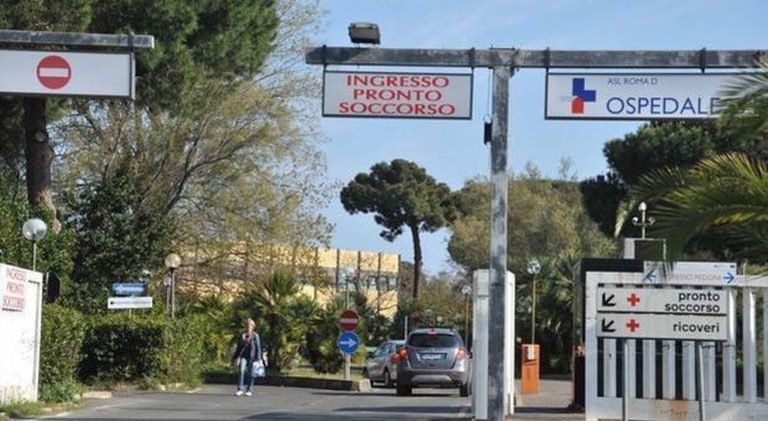 Roma, è deceduta la neonata arrivata in condizioni disperate all’ospedale di Acilia: indagata per omicidio la madre di origine svedese