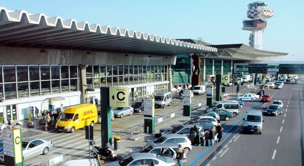 Roma, procacciavano clienti davanti l’aeroporto di Fiumicino senza averne titolo: multati tassisti abusivi