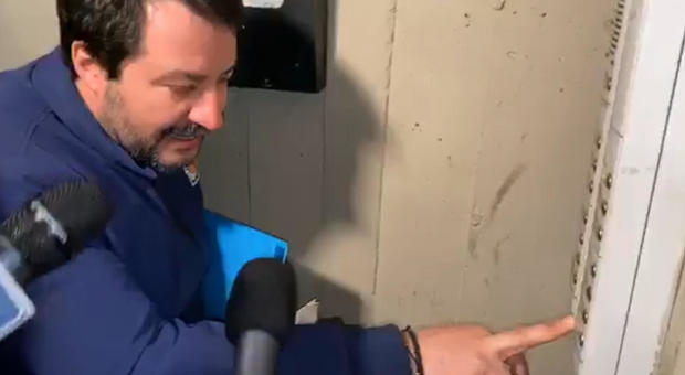 Facebook ha rimosso il video di Salvini in cui citofona. L’avvocato del giovane: “E’ solo l’inizio”