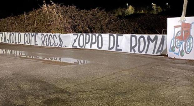 Derby Roma-Lazio, a Trigoria uno striscione contro Zaniolo