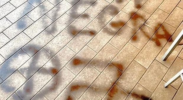 Rezzato (Brescia), sconosciuti hanno devastato un bar e scritto frasi razziste e minatorie sul pavimento