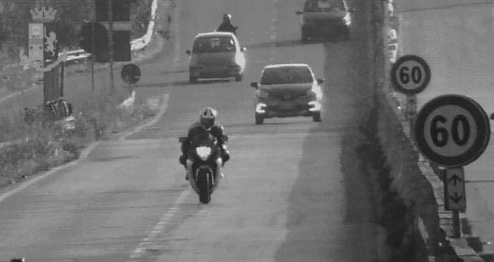Pistoia, sulla tangenziale fermato un motociclista che andava a 210 km/h: multa, ritiro della patente e 10 punti decurtati