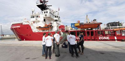 Taranto: sbarcano i 403 migranti a bordo della Ocean Viking