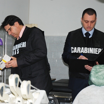 Milano, i carabinieri del Nas sequestrano 50mila confezioni di cosmetici dell’Arnica