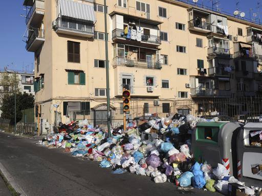 Napoli, entro 36 ore saranno raccolte le ultime 300 tonnellate di rifiuti