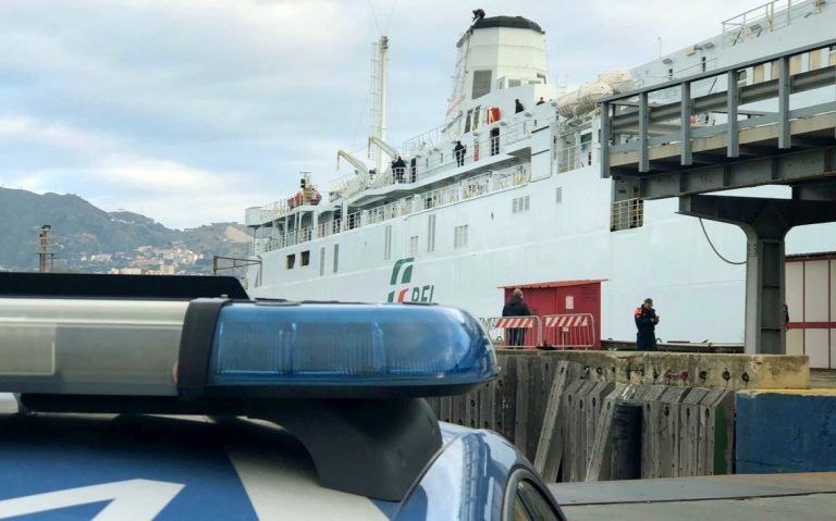 Messina, un uomo ha minacciato di gettarsi da una nave