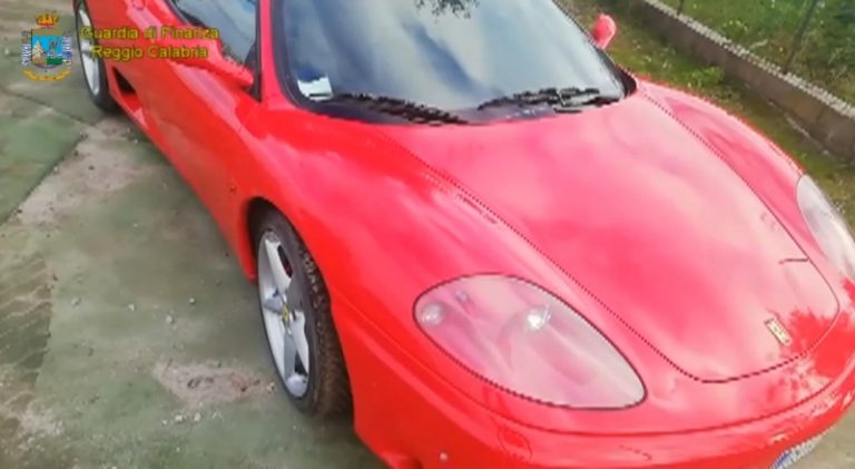 Locri (Reggio Calabria), individuati dalla Finanza persone che prendevano il reddito di cittadinanza e avevano ville e Ferrari