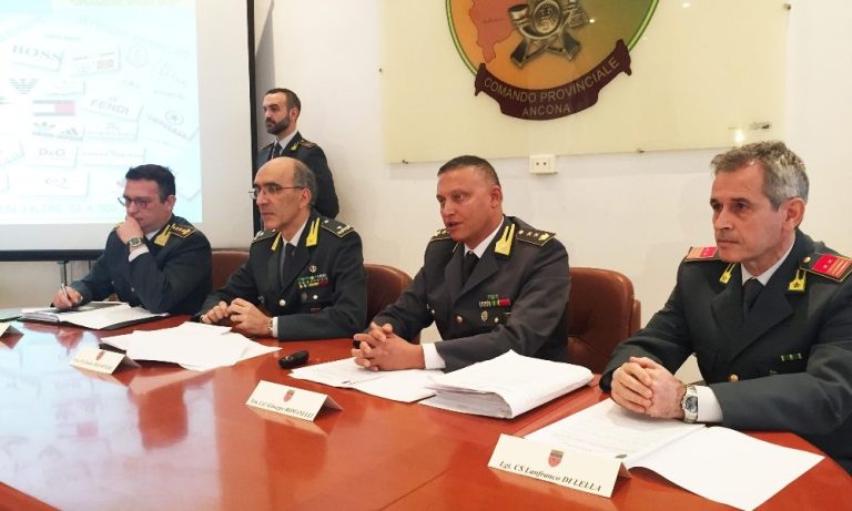 Ancona: importavano da altri Paesi vestiti griffati contraffatti: 35 persone denunciate