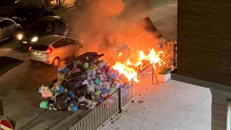 Roma, incendiati nella notte alcuni cassonetti a Monte Mario