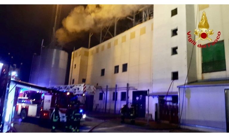 Busto Arsizio (Varese), domato l’incendio in un impianto industriale