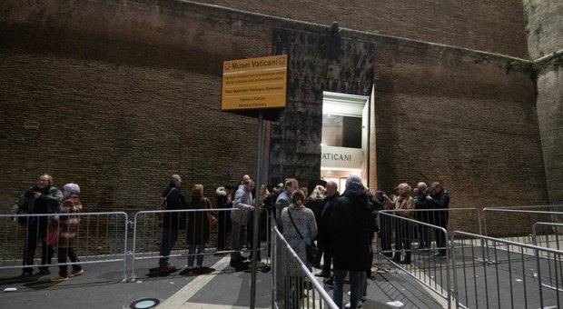 Roma, crolla un pezzo di intonaco dei Musei Vaticani: paura per dei turisti americani