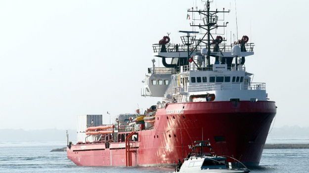 Migranti, è entrata al porto di Pozzallo (Ragusa) la Ocean Viking con 39 persone salvate in mare
