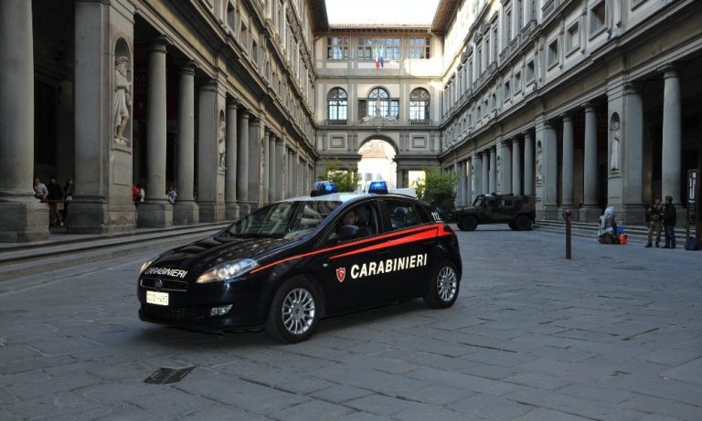 Firenze, tenta di violentare una donna in pieno contro storico: indagano i carabinieri