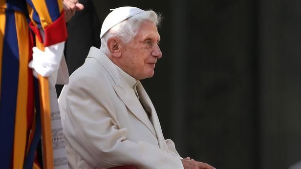 Editoria, Benedetto XVI farà togliere il suo nome dal libro di Robert Sarah sul celibato