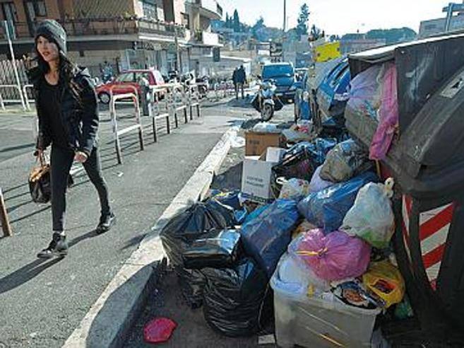 Roma, allarme dei presidi per i troppi rifiuti vicino alle scuole
