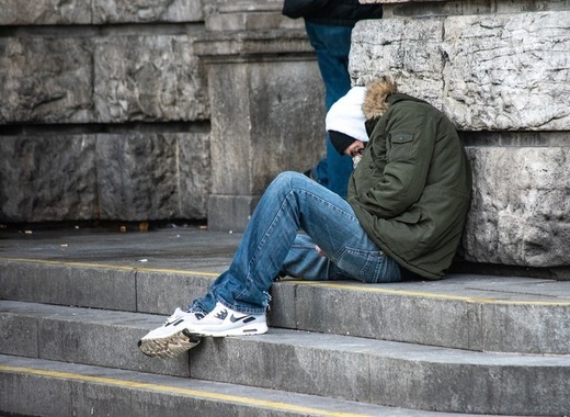 Livorno, un homeless polacco aggredito con l’acido muriatico