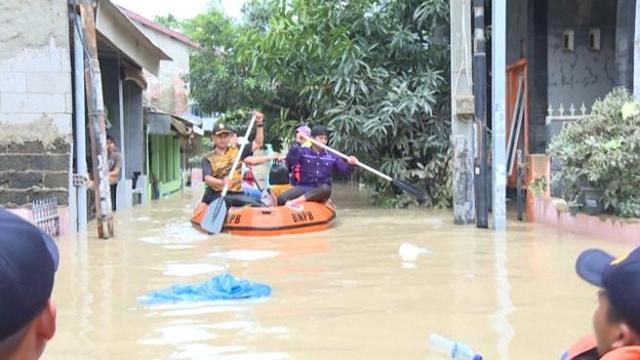 Giacarta, le vittime dell’alluvione sono almeno 53: decine di migliaia i senza casa
