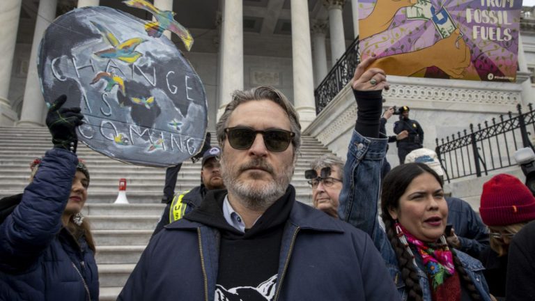 Usa, arrestato l’attore Joaquin Phoenix durante una manifestazione in difesa dell’ambiente