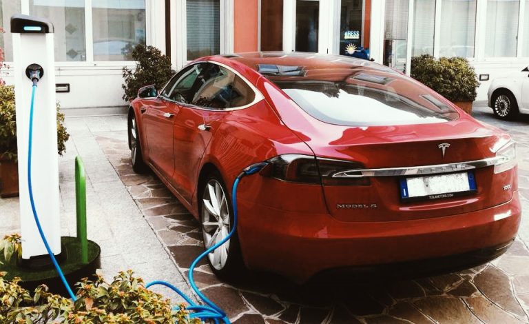 Auto: boom delle vetture elettriche, entro il 2030 saranno il 51 per cento di quelle vendute