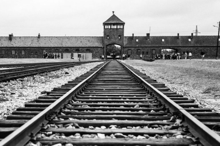 La giornata dell’Olocausto: il 27 gennaio 1945 l’Armata Rossa sovietica ha liberato il campo di concentramento nazista di Auschwitz
