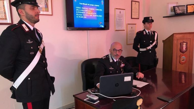 Torino, sgominata la gang “dell’ammoniaca” specializzata in furti in casa: cinque persone in manette