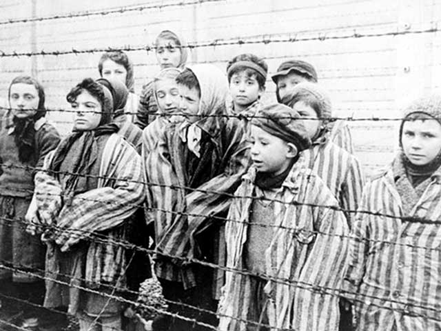 Oggi è il “Giorno della Memoria”, quel 27 gennaio del 1945 le truppe sovietiche aprirono i cancelli di Auschwitz e il mondo conobbe l’orrore